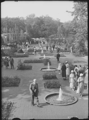Großer Garten : Reichsgartenschau, Rosenneuheitenhof, Blick nach der Gaststätte "Schmetterling"