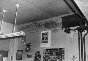 Dresden-Striesen, Eisenacher Straße 5. Buchbinderei Karl Hesse. Innenansicht mit Wasserschäden an Wänden und Decke