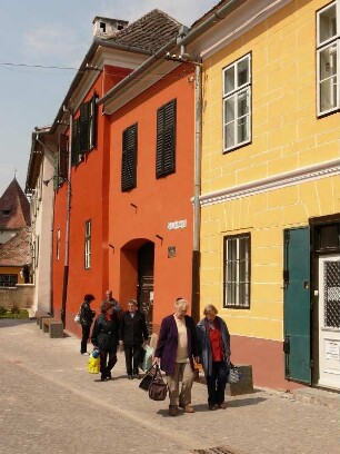 Gasse hinter der Pfarrkirche in der historischen Altstadt von Sibiu (Hermannstadt) mit sanierten Wohnhäusern. 2007 ist Sibiu Kulturhauptstadt Europas