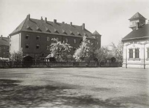 Leutzsch, Hans-Driesch-Straße : Leipzig-Leutzsch. Wohnblock (sogenannte "Finanzerhaus"), Hans-Driesch-Straße 45/51. Blick aus dem Hof der 57. Schule auf die Hofseite, rechts Wasserturm