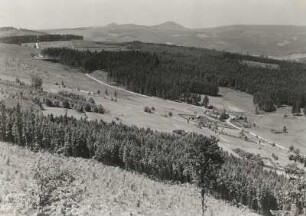 Thüringer Wald. Gebirgskamm vom Domberg bei Suhl nach Norden gesehen
