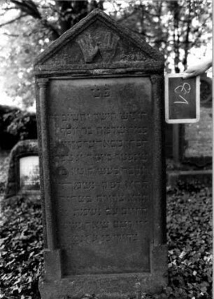 Grabstein 81 (Index: 100111169) Material: Sandstein Zustand: gut Maße HxBxT: 155x65x15 cm Beschreibung: ädikulaartige Stele mit Halbsäulen, giebelartiger Abschluß Symbolik: segnende Hände: Grabstein 81