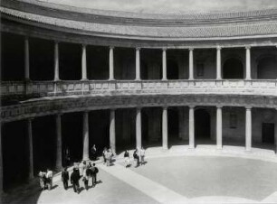 Innenhof des Palastes (Karl V. , erbaut 1526) der Alhambra, Granada
