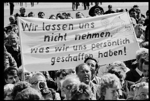 Mieterdemonstration mit dem Spruchband "Wir lassen uns nicht nehmen, was wir uns geschaffen haben."