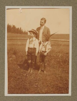 Hugo von Hofmannsthal mit seinen Söhnen Franz und Raimund in Lederhosen in Aussee