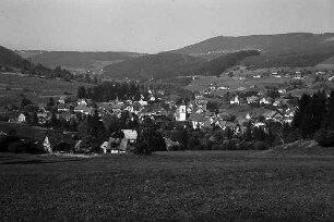 Blick auf den Ort Lenzkirch mit Hochfirst