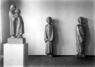 Güstrow, Am Wall 6. John-Brinckman-Schule. Barlach-Ausstellung (1. Sonderausstellung), 1948. Ansicht mit "Das Wiedersehen", "Der Sänger" und "Frau im Wind"