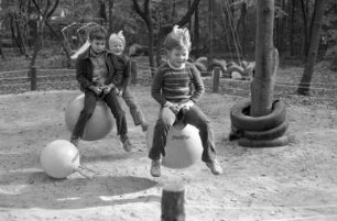 Einrichtung einer Spielfläche mit Hüpfbällen für Kinder im Märchenwald bei Rappenwört
