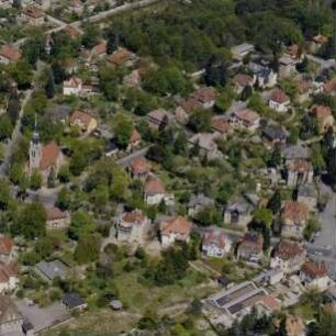 Dresden-Klotzsche. Bebauung zwischen Florianstraße, Boltenhagener Platz mit Christuskirche, Boltenhagener und Rostocker Straße. Luftbild-Schrägaufnahme von Südosten