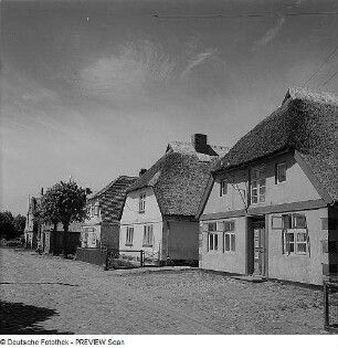 Dranske (?). Straße mit Gebäuden
