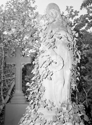 Grabmal der Familien Günther und Keller : Grabmal der Familien Günther und Keller. Sandstein (um 1918). Dresden-Kaditz, Mittlerer Friedhof (sogenannter Franzosenfriedhof)