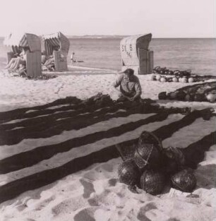 Thiessow. Fischer beim Vorbereiten des Fanggeräts am Strand, um 1960