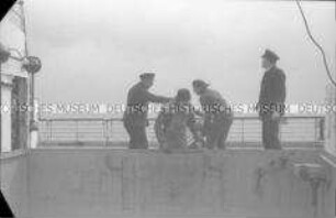 Arbeiten an Deck des Hochseepassagierdampfers "Bremen"