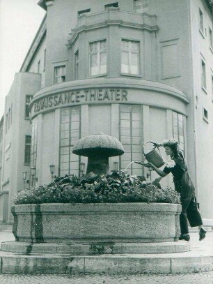 Renaissance-Theater. Der Entenbrunnen vor dem Renaissance-Theater im Blumenschmuck