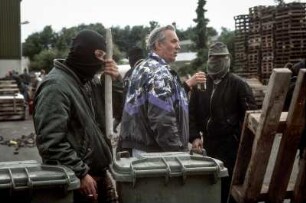 FAP-Treffen beim Rechtsextremisten Thorsten Heise in Northeim, am 04.06.94. Bildmitte: Friedhelm Busse, FAP-Chef, umringt von teilweise vermummten Neonazis