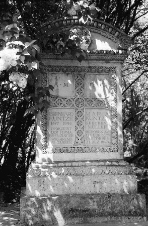 Freiburg: Firma Brenzinger; Grabstein der Firma Brenzinger; Grabstein