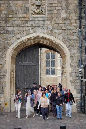Touristen verlassen Schloss Windsor durch den Haupteingang