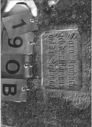 Grabstein 190 (Index: 99786039) Zustand: größtenteils abgeblättert Maße HxBxT: 98x55x11 cm: Grabstein 190B