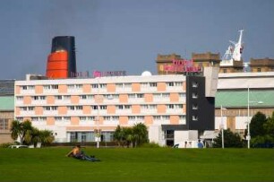 Frankreich. Basse Normandie. Manche. Cherbourg. Place Napoleon. Park und Hotelbau vor Hafen