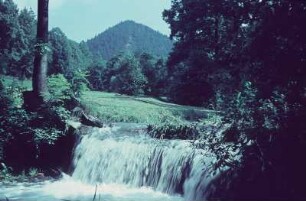 Oberweißbach. Schlagebach (Nebenfluß der Lichte), östlich bzw. südöstlich von Oberweisbach