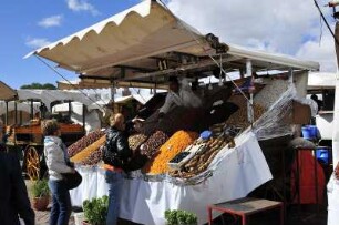 Weltkulturerbe-Platz : Verkauf von Früchten von einem Marktstand in Marrakesch auf dem Platz Djemaa el-Fna, aufgenommen am 02.11.2008