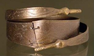 Fragment eines Armbands mit einfacher Wellenlinie (erst später stellte sich die Zugehörigkeit zu Misc. 8064, 89, daher zwei Inventarnummern)