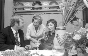 Münstertal: Gasthof Spielweg, Übergabe der Münstertalchronik durch Bürgermeister Bauer an Ingeborg Hecht-Studniczka