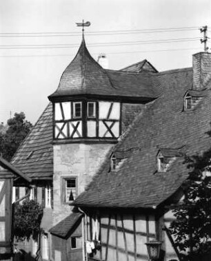 Meisenheim, Obergasse 19. Ehemaliges lutherisches Inspektionshaus (1601/1700). Teilansicht mit Turm