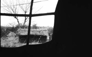 Hütte : Blick durch ein Fenster auf eine Hütte.