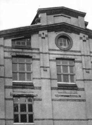 Affalter (Lößnitz-Affalter), Obere Hauptstraße 33. Fabrikgebäude (ehem. VEB Meßgerätewerk Zwönitz, vormals Schuhfabrik Trommler, um 1900). Fassadendetail