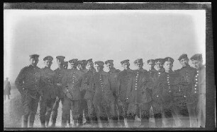 Dachau (Lkr. Dachau): Gruppenbild junger [Fahnenjunker] in dunkler Uniform mit dunklen Kappen ("2-Kurt von Crailsheim, 3-Sergeant Müller, 8-Weidenhammer, 13-Strobel")