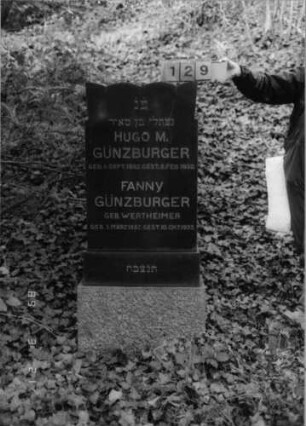 Grabstein 129 (Index: 99792704) Material: Granit Zustand: gut Maße HxBxT: 157x64x22 cm Beschreibung: Stele, getreppter Sockel, Abschluß:Sonderform: Grabstein 129