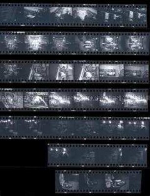 Schwarz-Weiß-Negative mit Aufnahmen der Hamburger Reeperbahn ("Allotria"-Ballettmädchen, Auszahlung, Animierdamen, Schießbude, Reeperbahn bei Nacht)