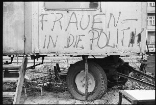 Bauwagen mit Inschrift "Frauen in die Politik"