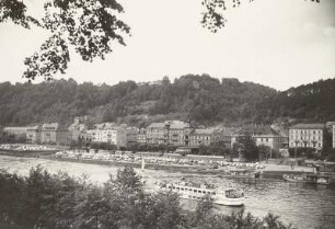 Bad Schandau, Blick über die Elbe mit Motorboot Vorwärts und Dampfer Leipzig auf die Elbfront der Stadt