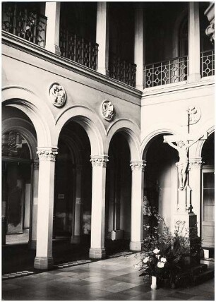 Evangelisches Diakonissenkrankenhaus Bethanien, Berlin-Kreuzberg Umbau: Eingangshalle vor Restauration