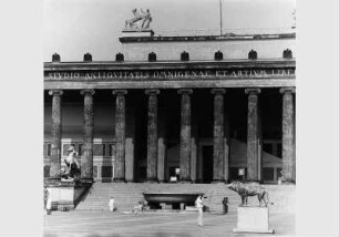 Blick auf Skulpturen im Lustgarten vor dem Hintergund des Alten Museums