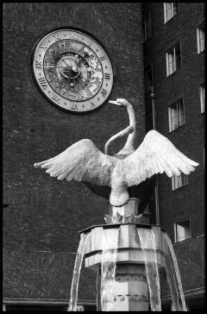 Oslo: Schwanenbrunnen und Astronomische Uhr im Rathaushof