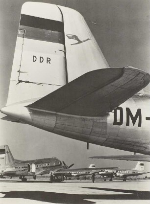 Flugzeuge der Deutschen Lufthansa auf dem Flughafen Berlin-Schönefeld : vorn: Mittelstreckenflugzeug JL 14 (sowjetisches Baumuster)