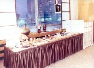 Kraszewski-Zimmer : Dresden-Altstadt, Prager Straße 17. Großgaststätte "International". Kraszewski-Zimmer mit Anrichte während der Sonderveranstaltung "Japan"