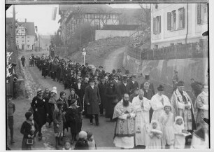 Primizfeier Ruf-Eisele in Sigmaringendorf 1936; Prozession in der Hauptstraße; im Vordergrund Geistlichkeit mit Neupriester und Primizbräutchen