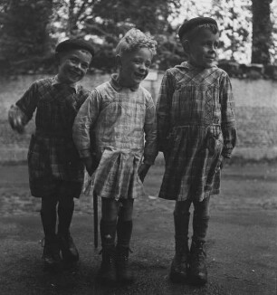 Drei lachende Kinder in der Normandie (Aufnahme im Rahmen der Fotokampagne im besetzten Frankreich)