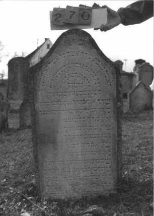 Grabstein 270 (Index: 99786816) Zustand: leicht eingesunken Maße HxBxT: 114x60x13 cm Besonderheit: kulturhistorisch wertvoll / künstl.-formale Gründe (Inschrift): Grabstein 270