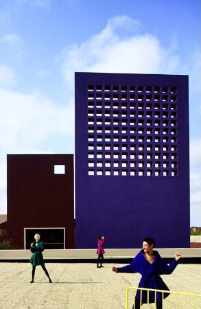 Drei Models mit Geländerdesign vor einer modernen Fassade, Aufnahme für einen Kalender von Müssig AG