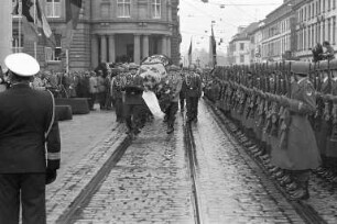 Attentat der Rote Armee Fraktion RAF auf Generalbundesanwalt Siegfried Buback, seinen Kraftfahrer Wolfgang Göbel und Justizhauptwachtmeister Georg Wurster. Staatsakt mit Trauerfeier in der Evangelischen Stadtkirche Karlsruhe