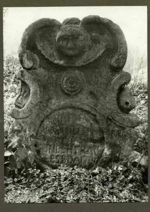 Friedhof an der prot. Kirche. Grabstein