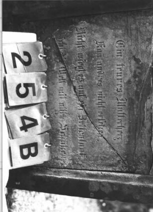 Grabstein 254 (Index: 100009231) Zustand: Inschrifttafel mehrfach zerbrochen und wiedereingesetzt und zementiert Maße HxBxT: 126x59x23 cm: Grabstein 254B