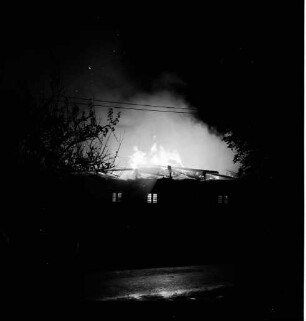 Brand: Reetdachhaus von Richard Kraske: lodernde Flammen in der Nacht
