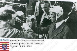 Hessen (Volksstaat), 1932 Juli 7 / Propaganda der NSDAP anlässlich des 2. Wahlgangs der Reichspräsidentenwahl / Adolf Hitler (1889-1945) Wagen sitzend, mit einem Mann mit Kopfverband redend