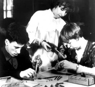 In einer Werkstatt für Körperbehinderte. Hier lernen die Jugendlichen einfache Arbeiten durchzuführen. Hier setzen sie Kugelschreiber zusammen. Aufgenommen 1965